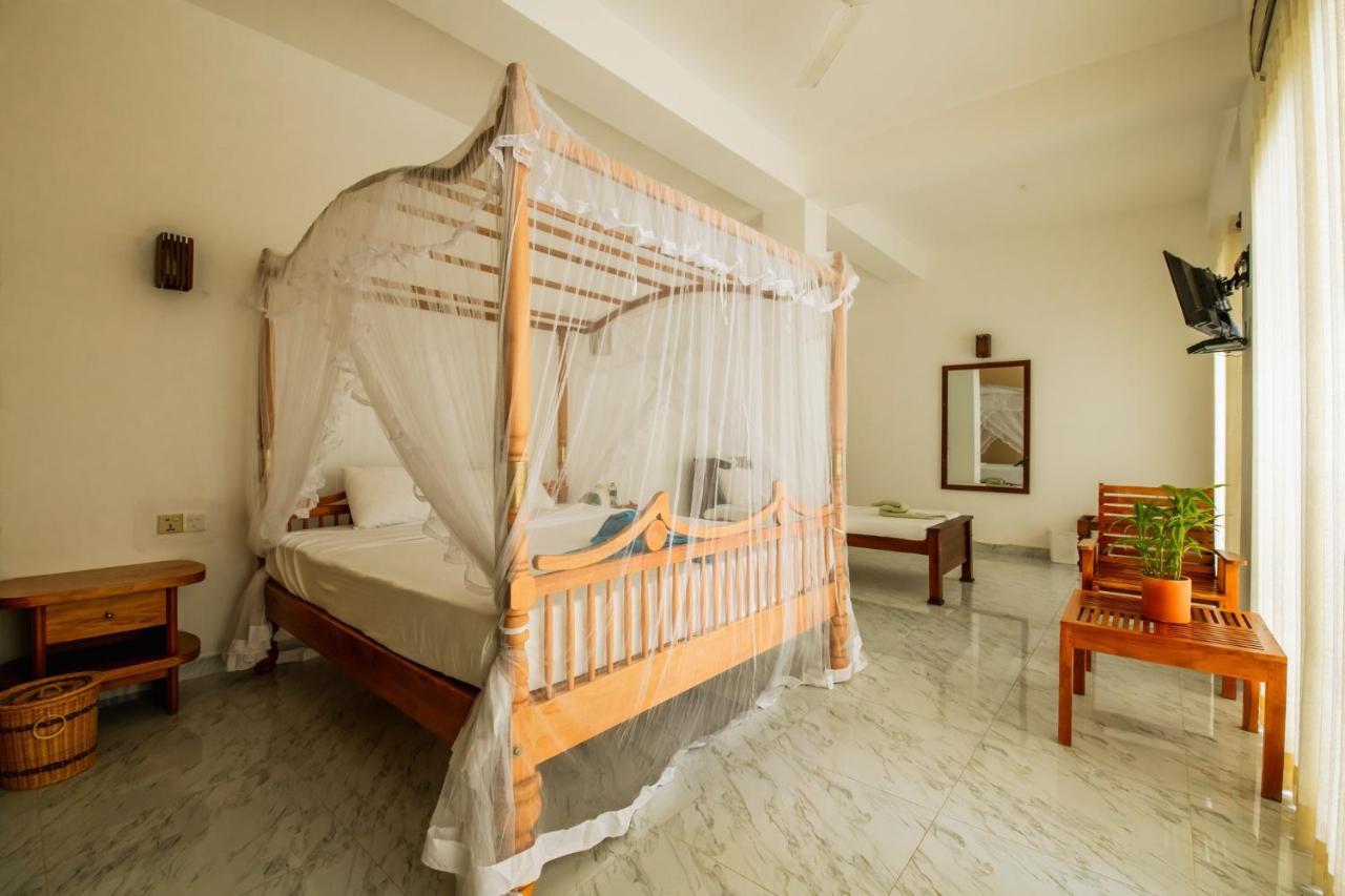 Chaarya Lake Hotell Tissamaharama Exteriör bild