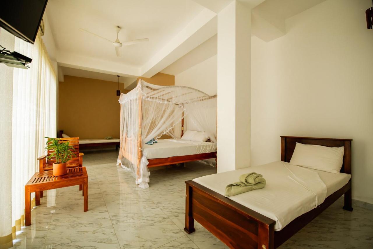 Chaarya Lake Hotell Tissamaharama Exteriör bild