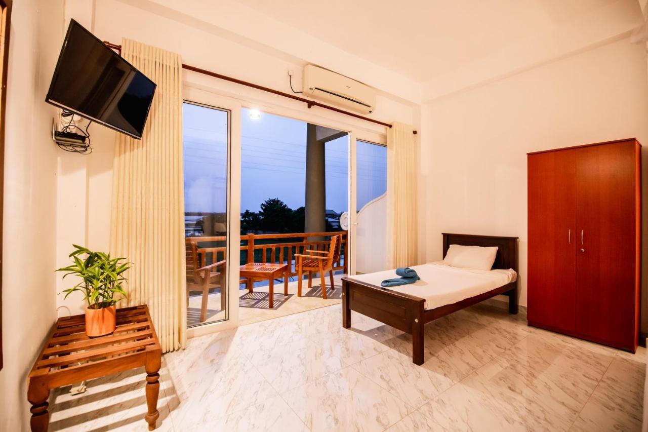 Chaarya Lake Hotell Tissamaharama Exteriör bild