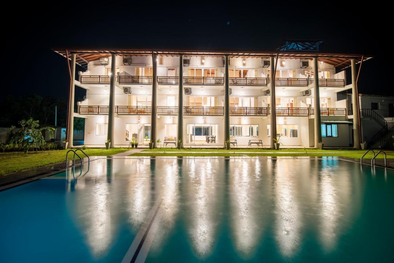 Chaarya Lake Hotell Tissamaharama Exteriör bild