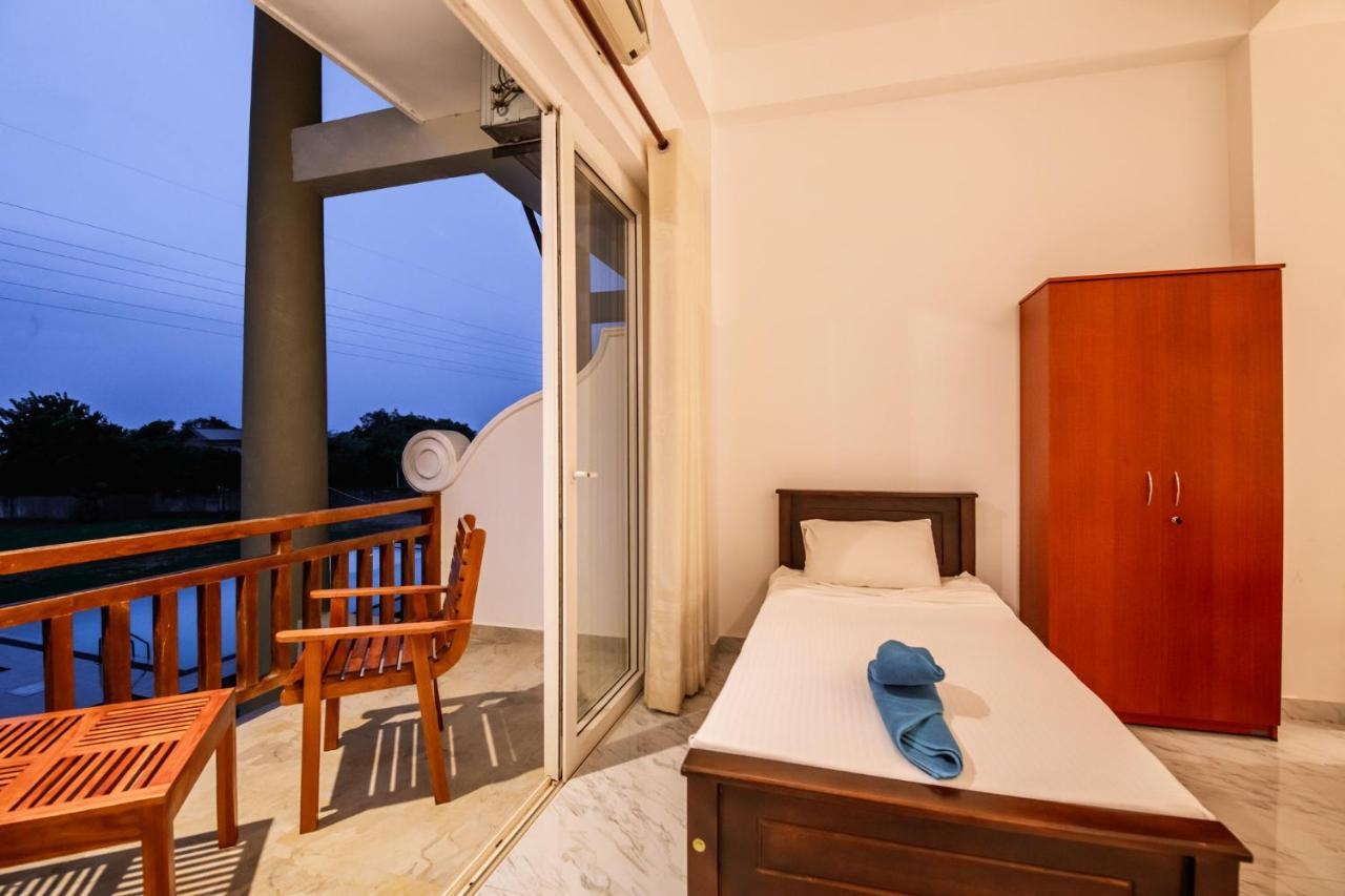 Chaarya Lake Hotell Tissamaharama Exteriör bild