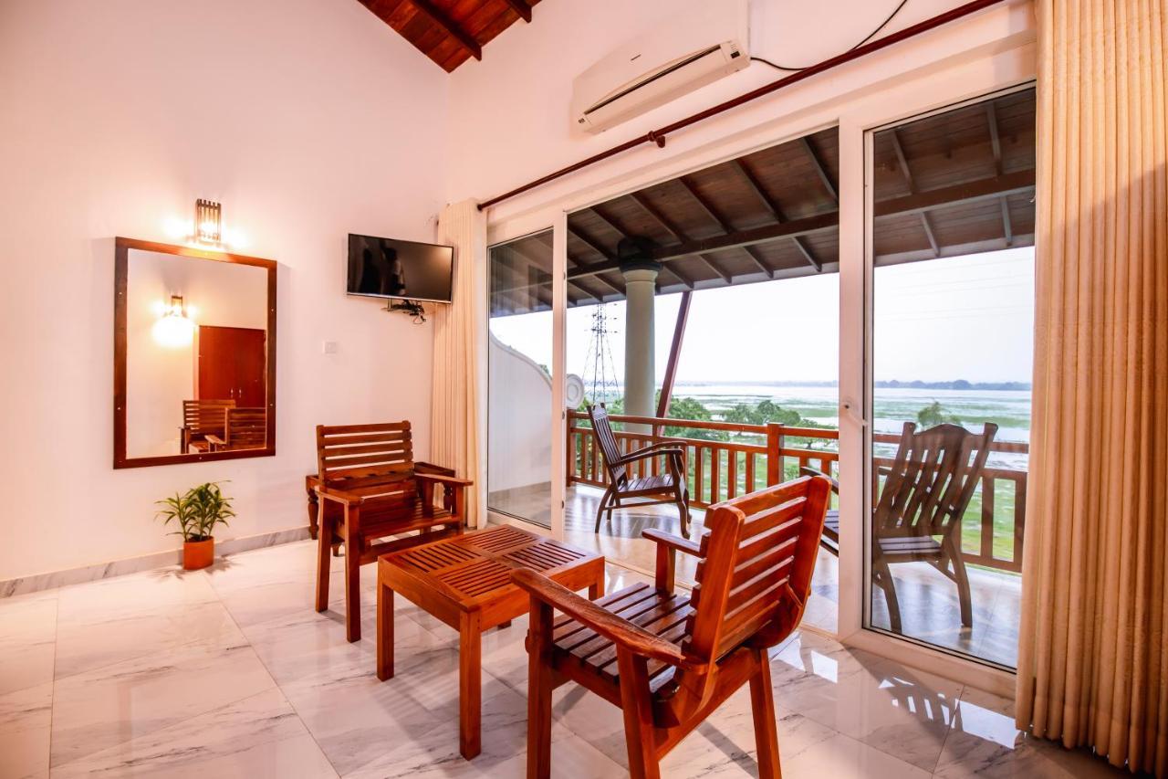 Chaarya Lake Hotell Tissamaharama Exteriör bild