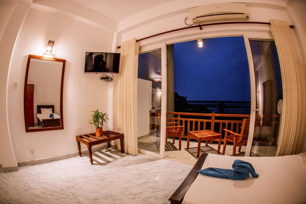 Chaarya Lake Hotell Tissamaharama Exteriör bild