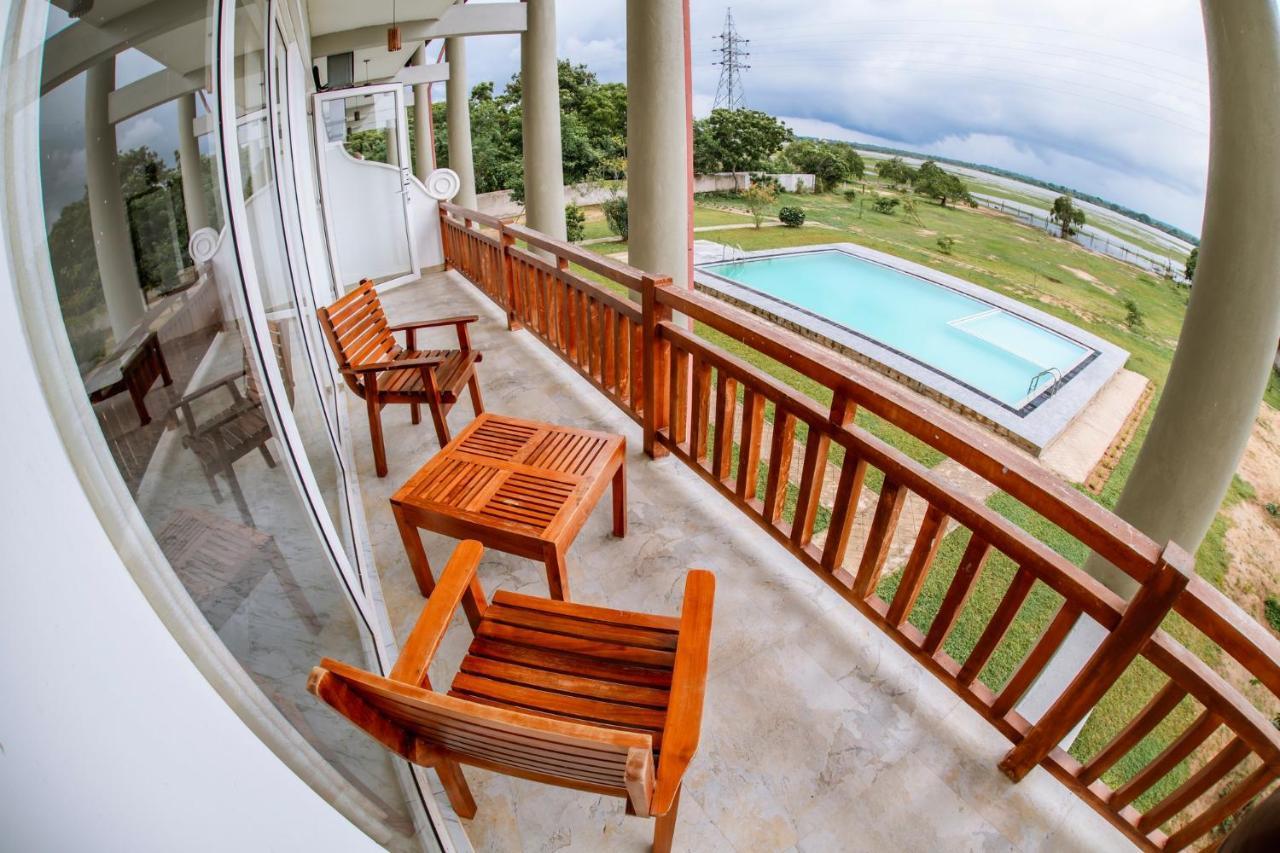 Chaarya Lake Hotell Tissamaharama Exteriör bild