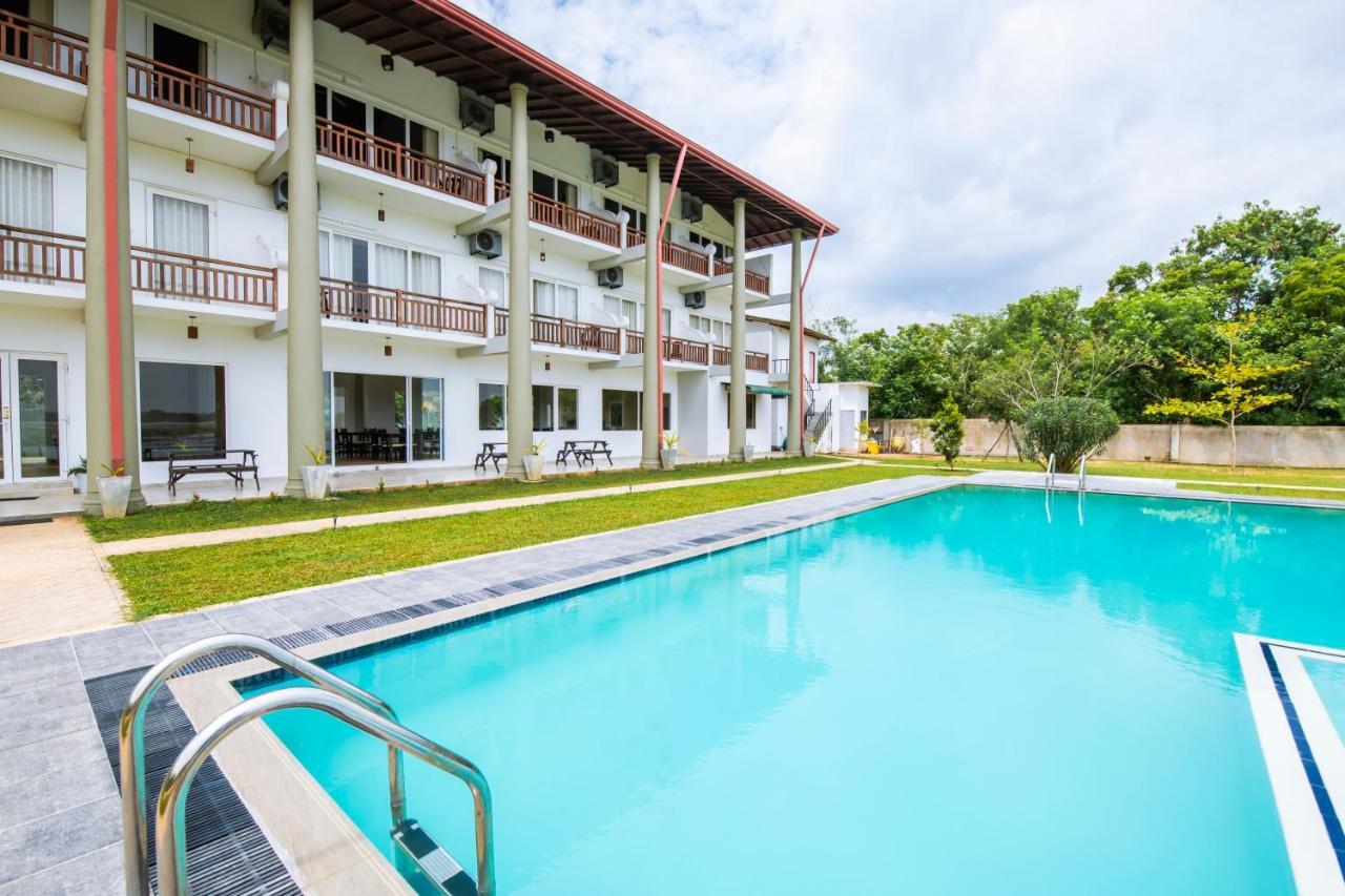 Chaarya Lake Hotell Tissamaharama Exteriör bild